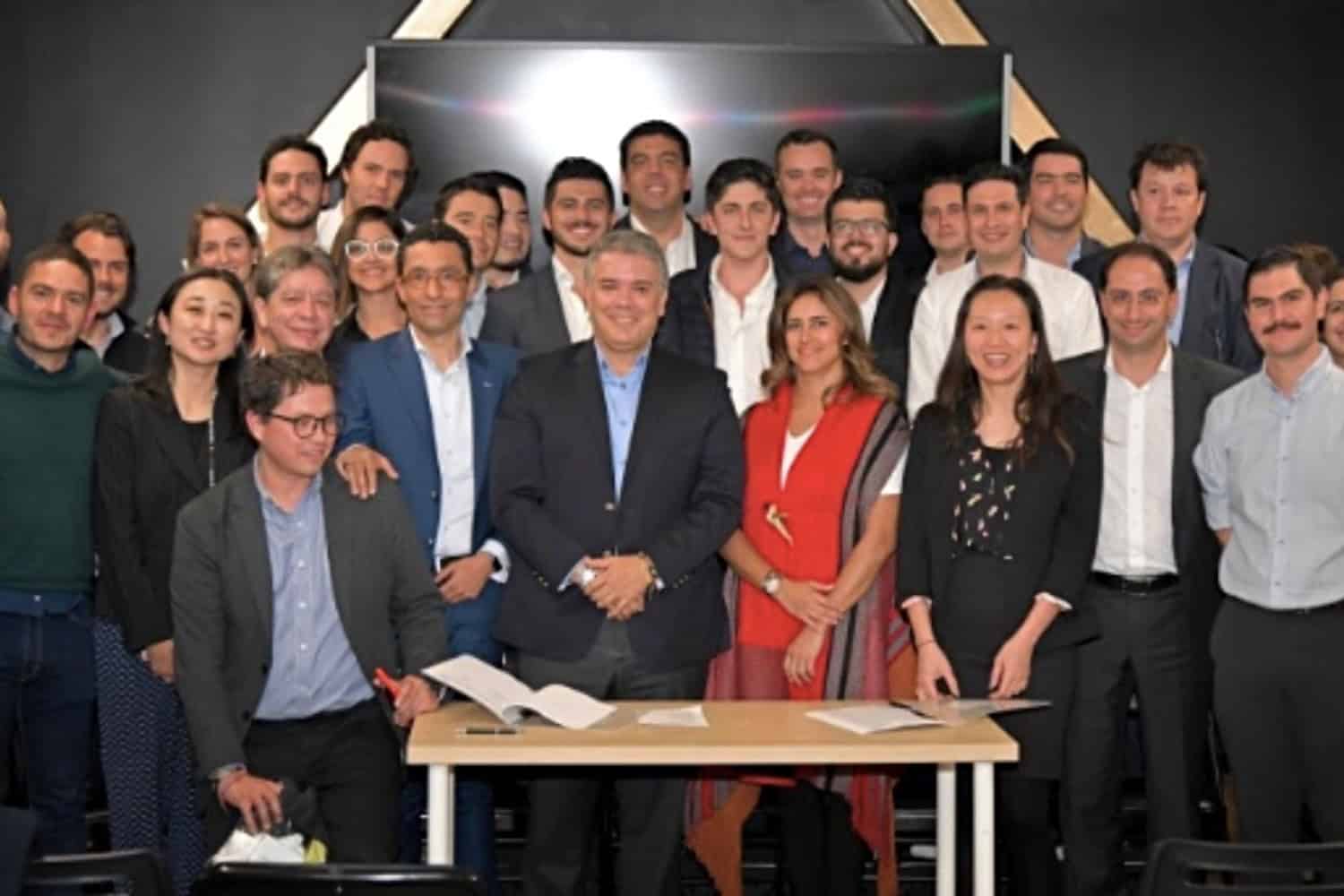 Firma de acuerdo entre 500 startups y el Presidente de Colombia, Iván Duque.