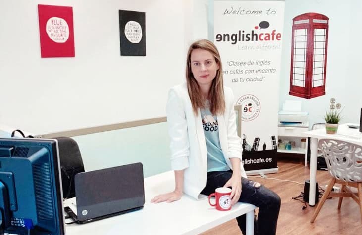 Englishcafe es una plataforma web donde profesores de idiomas pueden ofrecer sus servicios y alumnos pueden contratar sus clases. Los profesores pueden organizar grupos de alumnos para clases de conversación en cafeterías, clases individuales a niños o adultas e incluso experiencias de inmersión lingüística.