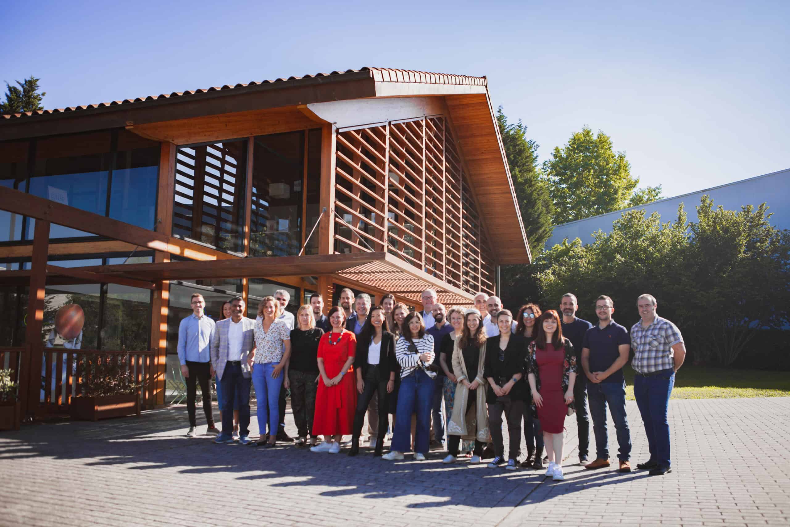 Smart Cloud Farming es un experto en suelos al servicio de sus clientes, con un equipo que comparte la visión común de mapear los suelos del mundo en 3D. Se trata de una plataforma práctica, precisa y escalable que potencia las ambiciones de la agricultura regenerativa y sus objetivos de cero emisiones netas.