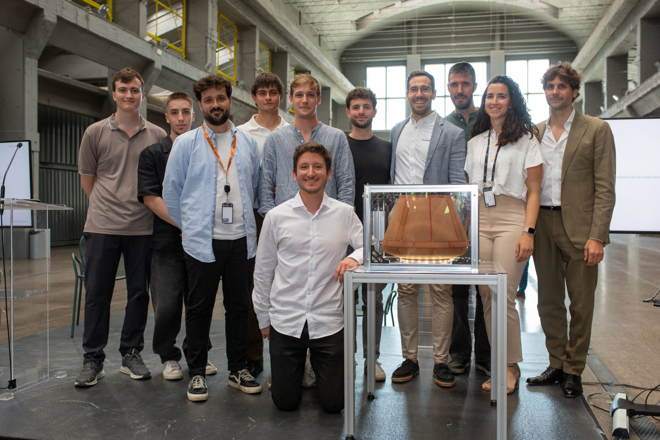Equipo de Orbital Paradigm junto a la cápsula de retorno espacial KID_4sept_1