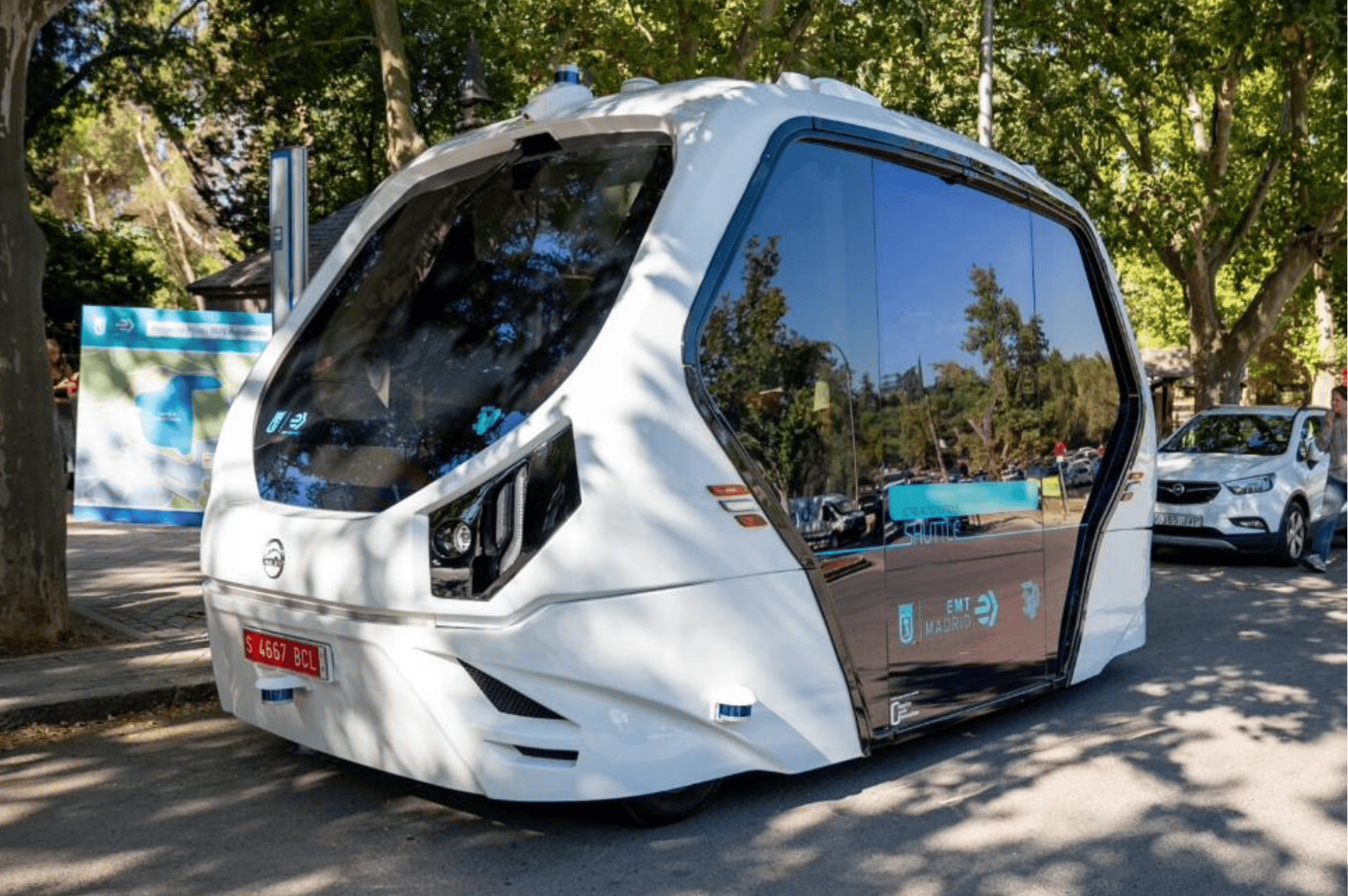 Un autobús autónomo presentado en meetechSpain 2023 circula por la Casa de Campo de Madrid